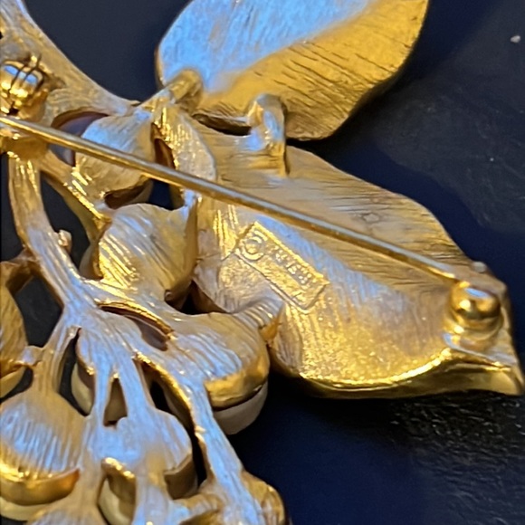 Vintage Designer Crown Trafari Susan Caplan Gold Faux Pearl Grape Brooch - Picture 3 of 12